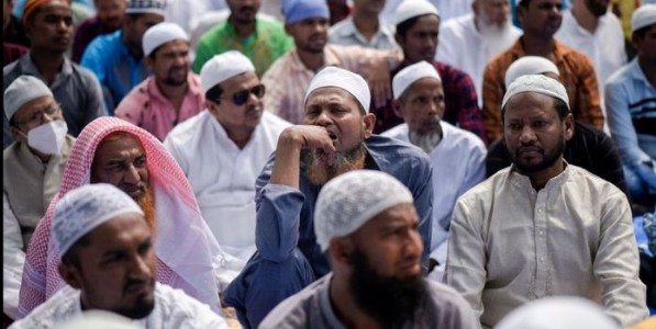 “हिम्मत असेल तर मुस्लिमांकडून मराठी बोलून दाखवा” – हिजाबी खातूनच्या वक्तव्यामुळे उसळली संतापाची लाट...