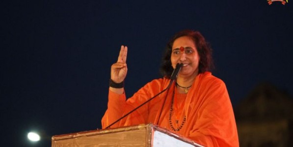 भारताची सभ्यता आणि संस्कृती जपण्याची जबाबदारी घरातील मातृशक्तीवर; साध्वी ऋतंभरा यांच्या हस्ते माता दुर्गा मंदिराच्या शिखरावर ध्वजारोहण