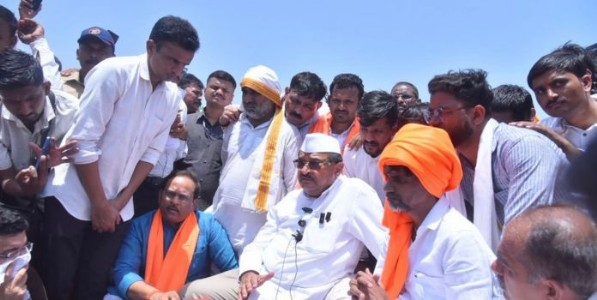 कडक उन्हात मनोज जरांगे यांच्या उपोषणाला सुरुवात;राज्य सरकारतर्फे मागण्यांचा विशेष मसुदा सादर;;अभ्यासकांशी चर्चा करून जरांगे निर्णय घेणार