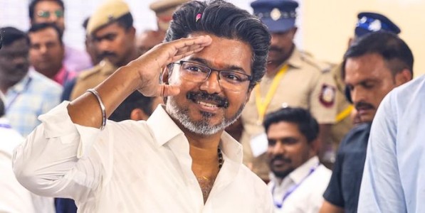 Thalapathy Vijay CM News : तामिळनाडूच्या राजकारणात मोठा ट्विस्ट! एआयएडीएमकेचा विजयला बाहेरुन पाठिंबा देण्याचा निर्णय...