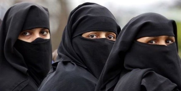 इराण युद्धजन्य परिस्थितीतही हिजाब सक्तीच्या भूमिकेत!