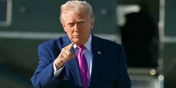 US Iran Naval Clash : होर्मुझ सामुद्रधुनीत अमेरिकन युद्धनौकांवर हल्ला! ट्रम्पचा मोठा दावा - ‘इराणचे प्रचंड नुकसान’