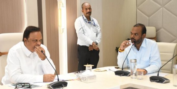 होर्डिंगसाठी झाडांची बेकायदेशीर छाटणी करणाऱ्या कंपनीवर एफआयआर दाखल करा मंत्री आशिष शेलार यांचे निर्देश
