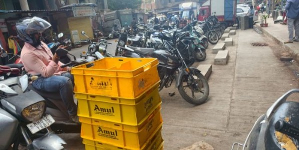 रामभाऊ भोगले मार्गावर कट्टे, दुहेरी-तिहेरी पार्किंगमुळे बेस्टच्या ६४ क्रमांकाच्या बसला अडथळा; वाहतूक कोंडी तीव्र