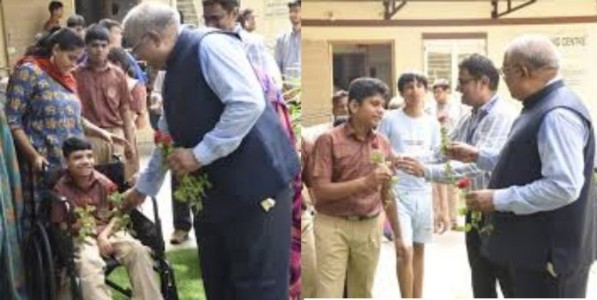 दिव्यांग विद्यार्थ्यांचे गुलाबपुष्पाने शाळेत स्वागत