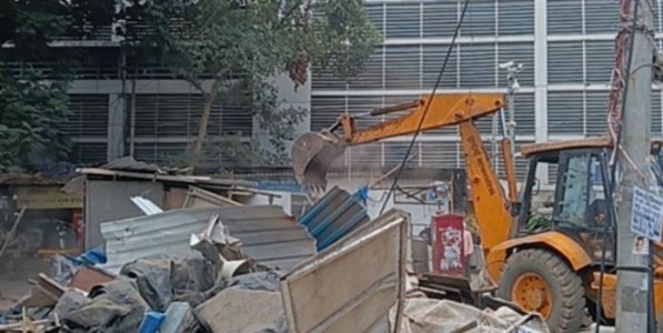 गोरेगाव येथे रस्ता रुंदीकरणात अडथळा ठरणाऱ्या ४३ बांधकामांचे निष्कासन