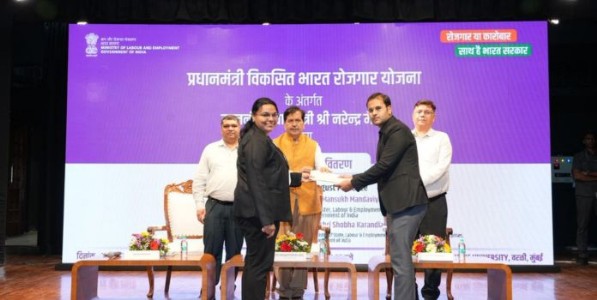 प्रधानमंत्री आदरणीय श्री नरेंद्र मोदी जी यांच्या हस्ते PM-VBRY अंतर्गत ₹2,400 कोटींचे वितरण;