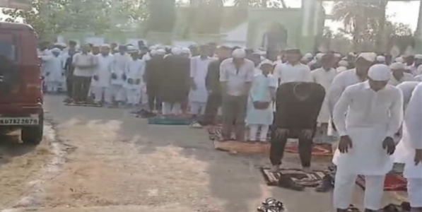 बंदी असूनही रस्त्यावर नमाज; यूपीत ४० जणांविरोधात गुन्हा दाखल!