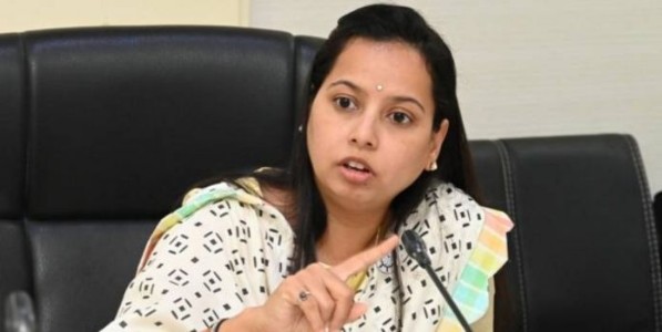 लाडक्या बहिणींचे पैसे लाटणाऱ्या अपात्र व्यक्तींकडून १६५ कोटी वसूल करणार