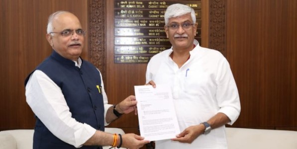 एशियाटिक सोसायटीच्या आर्थिक सक्षमीकरणासाठी डॉ. विनय सहस्त्रबुद्धे यांचे केंद्रीय मंत्र्यांना निवेदन