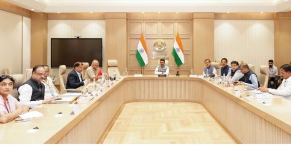 तणावरहित वातावरणात नीट परीक्षा पार पाडावी; मुख्यमंत्री देवेंद्र फडणवीस; पुणे आणि लातूर केंद्रावर विशेष लक्ष द्या