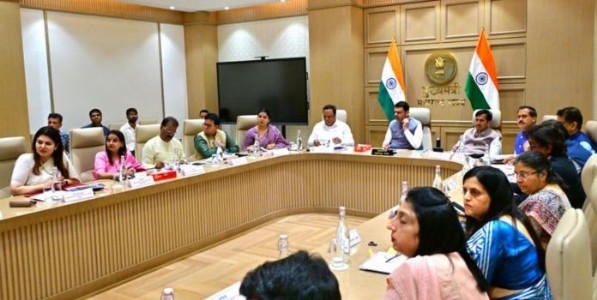 बेस्टच्या पुनर्विकासात नागरिक, कर्मचारी आणि मुंबईच्या भविष्यास प्राधान्य द्या : मुख्यमंत्री देवेंद्र फडणवीस