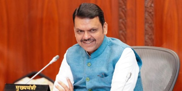 महाराष्ट्रात रेल्वे फाटकमुक्त होणार; रेल्वेच्या ६५ पायाभूत सुविधांच्या कामांना मान्यता; मुख्यमंत्री देवेंद्र फडणवीस यांच्या अध्यक्षतेखाली बैठक