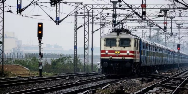 भूस्खलनाचा मोठा फटका! मुंबई-पुणे रेल्वे वाहतूक विस्कळीत; ३० गाड्या रद्द, MSRTC चा मोठा निर्णय, सविस्तर वाचा