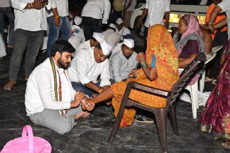 आ. विवेक कोल्हे यांच्याकडून वारकऱ्यांची चरणसेवा