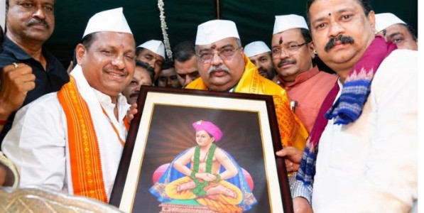 जेजुरीत माऊलींच्या पालखीचे रविंद्र चव्हाण यांनी घेतले दर्शन; अपघातग्रस्त वारकऱ्यांची विचारपूस