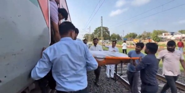 गरीब रथ एक्स्प्रेसमध्ये प्रवासादरम्यान महिलेचा मृत्यू ; सह प्रवाशांकडून रेल्वे प्रशासनावर गंभीर आरोप
