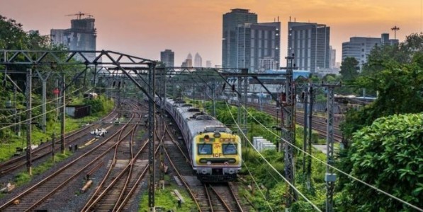 रेल्वेच्या ३० मीटर परिसरात बांधकामाचे नवे नियम; ३० मीटरच्या आत बांधकामासाठी 'एनओसी' बंधनकारक; मध्य रेल्वेचा इशारा