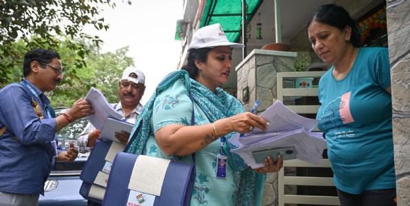 निवडणूक आयोगाचा मोठा निर्णय; महाराष्ट्र, दिल्लीसह ५ राज्यांत 'घरोघरी जाऊन' मतदार याद्यांची पुनर्तपासणी सुरू; जाणून घ्या सविस्तर वेळापत्रक आणि नियम