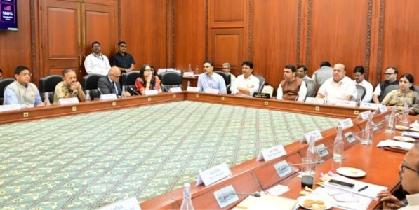 सशक्त महाराष्ट्रासाठी व्यसनमुक्तीच्या चळवळीत सर्वांचे योगदान आवश्यक - मुख्यमंत्री देवेंद्र फडणवीस; अंमली पदार्थमुक्त महाराष्ट्र व्यूहरचना व कृती योजनेबाबत बैठक!