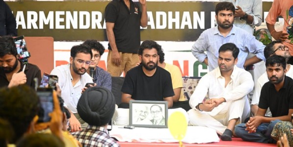 सोनम वांगचुक यांच्यानंतर आता अभिजित दीपके बसले अनिश्चित कालीन उपोषणाला...
