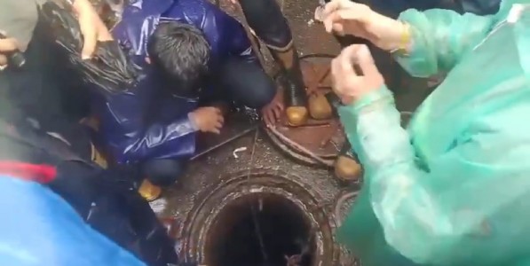 मुंबईत पावसात उघड्या मॅनहोलमध्ये व्यक्ती पडली; साकीनाका परिसरात बचावकार्य सुरू