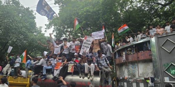 आंदोलकांचा धुडगूस-दगडफेक, पोलिसांचा लाठीमार! दिवसभरात काय घडलं?