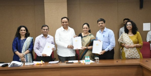 
दादासाहेब फाळके चित्रनगरीच्या पुनर्विकासाला वेग; नव्या चित्रपट धोरणाचा मसुदा सांस्कृतिक मंत्र्यांकडे सादर
