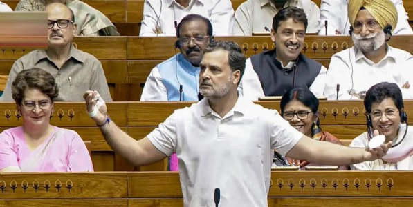 संसदेत राहुल गांधींच्या 'मूर्ख आणि आंधळे भक्त' वक्तव्यावरून गदारोळ, 'असंसदीय' शब्दांवर आक्षेप...
