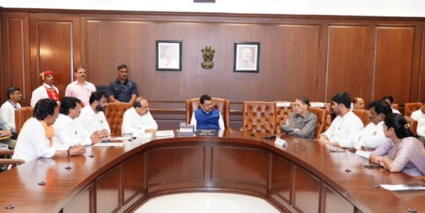 पुणे नाशिक हायस्पीड रेल्वे मार्गाचा तिढा सुटणार - राज्य सरकार मार्गासाठी सकारात्मक, तज्ञ समितीचा अहवाल मागवणार - मुख्यमंत्री देवेंद्र फडणवीस यांची शिष्टमंडळाला ग्वाही