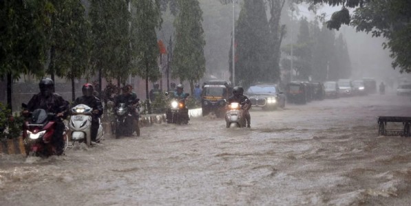 मुंबईसह कोकणात अतिमुसळधार पावसाचा इशारा; IMD कडून अनेक जिल्ह्यांना रेड अलर्ट...