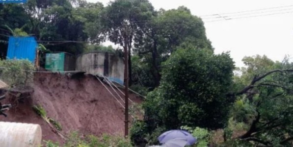 महाबळेश्वर तालुक्यात मुसळधार पावसामुळे नावली गावातील काही भाग खचला,प्रशासनाने केले नागरिकांचे सुरक्षित स्थलांतर