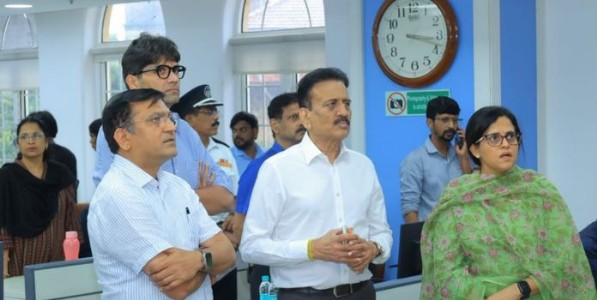 मुसळधार पावसाने प्रशासन सतर्क; मंत्री गिरीश महाजनांची आपत्ती नियंत्रण कक्षाला भेट