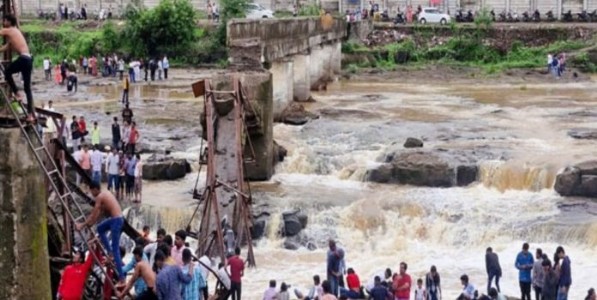 इंद्रायणीने ओलांडली धोक्याची पातळी; अडकलेल्या २५० नागरिकांचे बचावकार्य सुरु