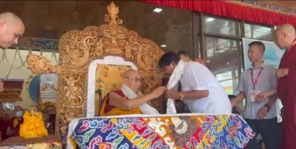 केंद्रीय राज्यमंत्री रामदास आठवले यांनी जागतिक बौद्ध धम्मगुरू दलाई लामांची भेट घेऊन दिल्या वाढदिवसाच्या शुभेच्छा