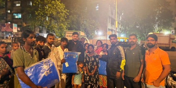 मुसळधार पावसात भटके विमुक्त विकास परिषदेतर्फे  गरजूंना मदतीचा हात