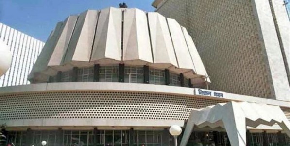 मंत्री आणि अधिकाऱ्यांच्या अनुपस्थिवरून विधानसभेत गदारोळ