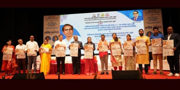 दैनिक मुंबई तरुण भारतच्या 'युगप्रवर्तक अण्णाभाऊ साठे' विशेषांकाचे प्रकाशन