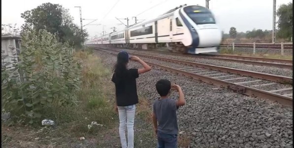 अल्फा जनरेशन 
चिमुकल्यांचा ‘वंदे मातरम्’ आणि जंतर-मंतरचा गदारोळ!