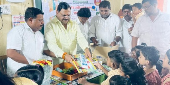 स्वातंत्र्य दिन आणि आमदार प्रशांत ठाकूर यांच्या वाढदिवसानिमित्त विद्यार्थ्यांना शालेय साहित्य वाटप