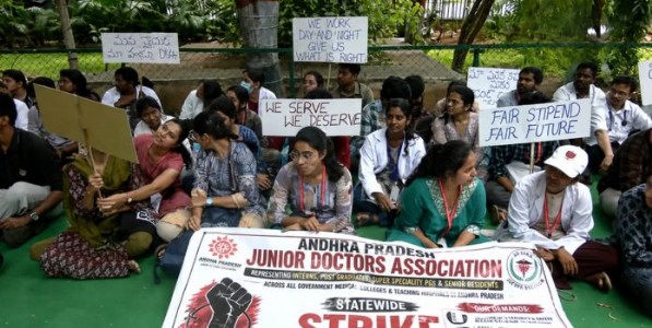 आंध्र प्रदेशात डॉक्टरांचा आक्रोश; आपत्कालीन सेवांवरही बहिष्कार