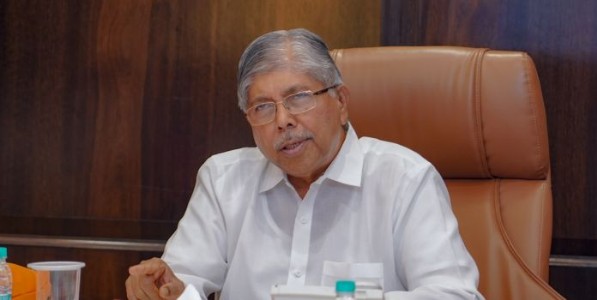 विद्यार्थ्यांना दर्जेदार शिक्षणासह आरोग्यसुविधा द्या; मंत्री चंद्रकांत पाटील यांचे विद्यापीठांना निर्देश