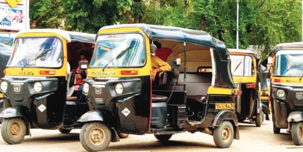 महाराष्ट्रात रिक्षा-टॅक्सी चालकांसाठी मराठी भाषेची उद्यापासून कडक अंमलबजावणी? मराठी न आल्यास बॅच व परवाना कायमचा रद्द होणार...