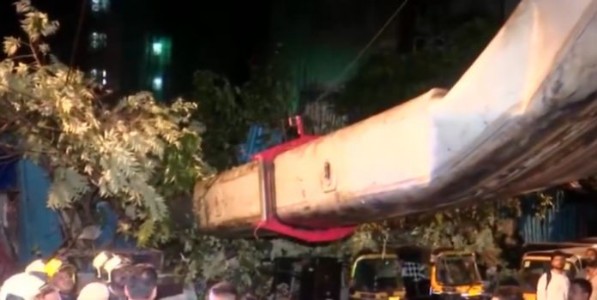 म्हाडाच्या कारवाई दरम्यान कुर्ल्यात भीषण दुर्घटना; महाकाय क्रेन कोसळून तीन घरे उद्ध्वस्त