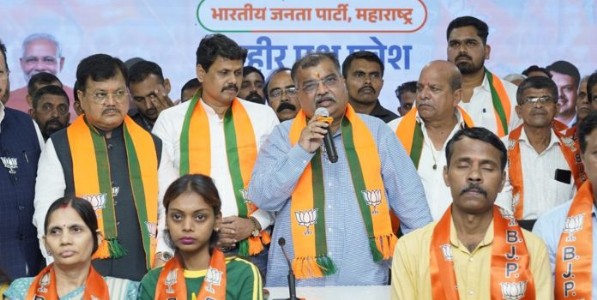 रायगड जिल्ह्यातील अनेक कार्यकर्त्यांचा भाजपामध्ये प्रवेश; प्रदेशाध्यक्ष रविंद्र चव्हाण यांनी केले स्वागत