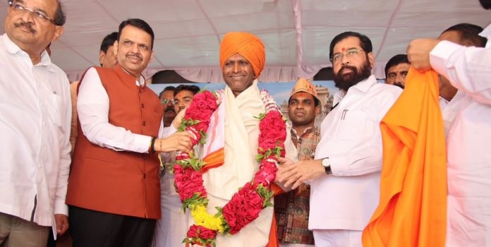 Devendra Fadnavis Ramgiri Maharaj