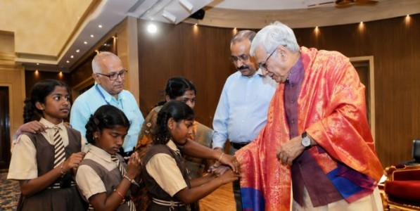 लोकभवनात रक्षाबंधनाचा खास सोहळा; राज्यपालांना अनाथ, दिव्यांग मुलींनी बांधली राखी
