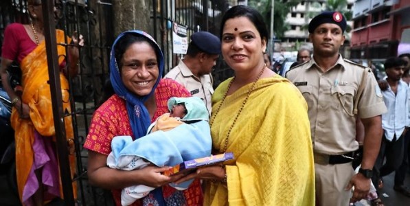 एका आईचा हात… दुसऱ्या आईसाठी पुढे सरसावला”; रिक्षा मिळेना; नवजात कन्येचा पहिला प्रवास महापौरांच्या वाहनातून