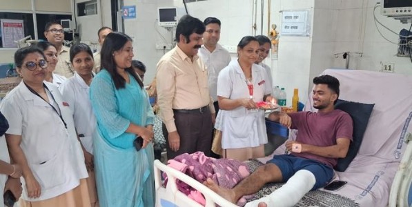 औषधांसोबत मिळाला स्नेहाचा धागा! रुग्णांच्या मनगटावर बांधली मायेची राखी..