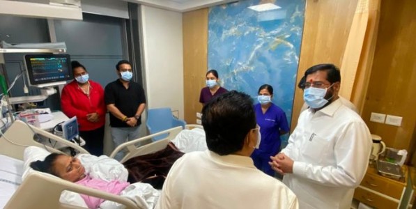एकनाथ शिंदे यांनी रुग्णालयात जाऊन केली यामिनी जाधव यांची विचारपूस